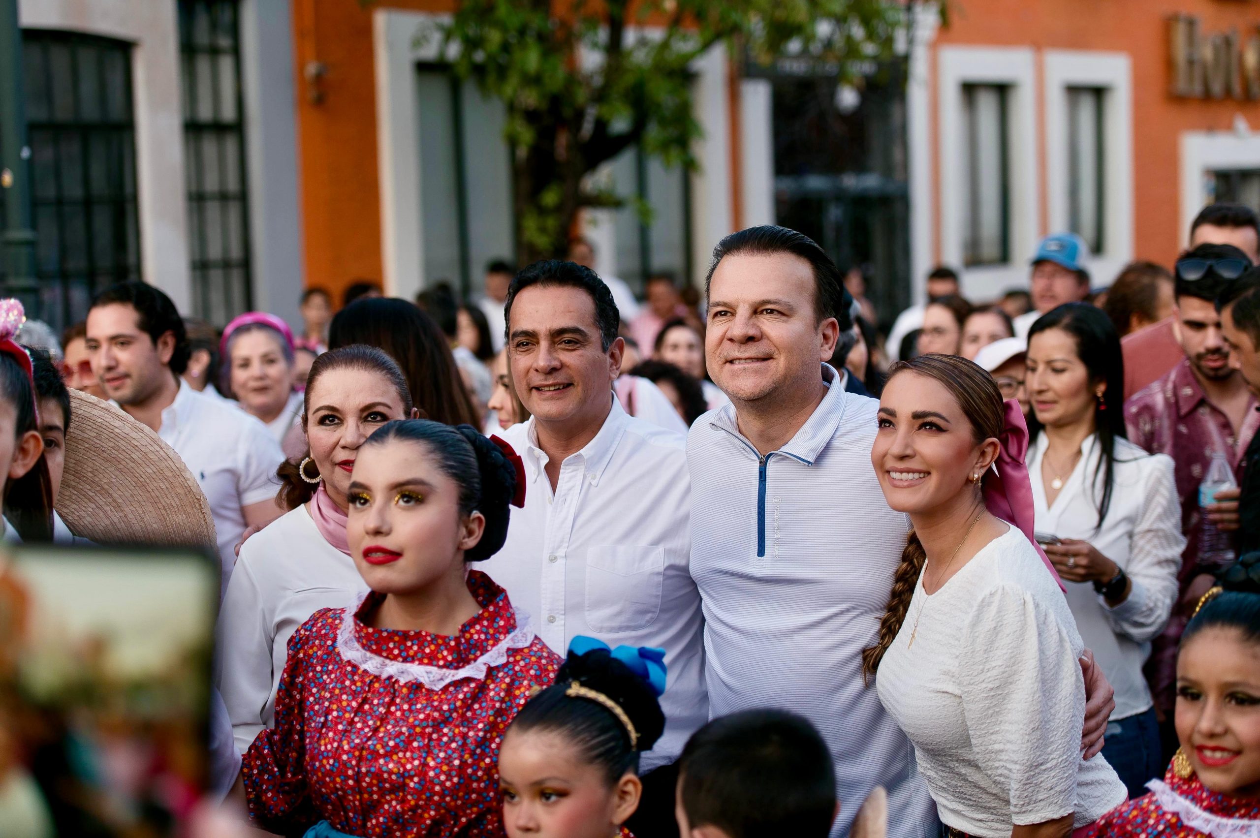 Marisol y Esteban llevan música, baile y tradición a los duranguenses con primera “Callejoneada Rosa”